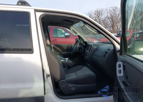 2004 Ford Escape Xlt z USA, uszkodzony, nr VIN 1FMYU93184KA72392